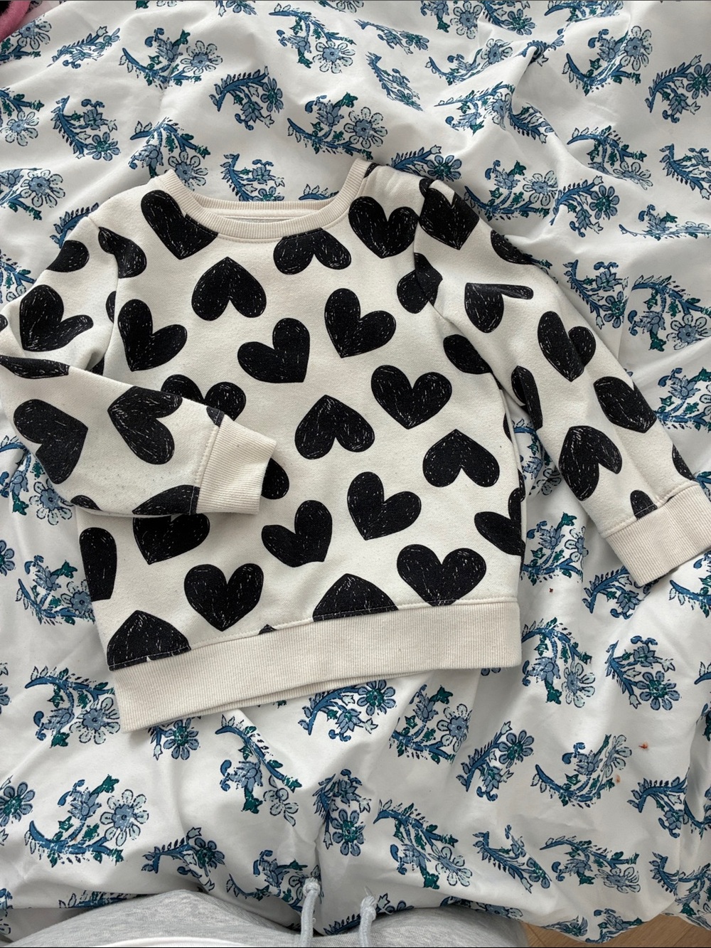Cat & Jack Cream Sweatshirt with Black Heart Print size 4T